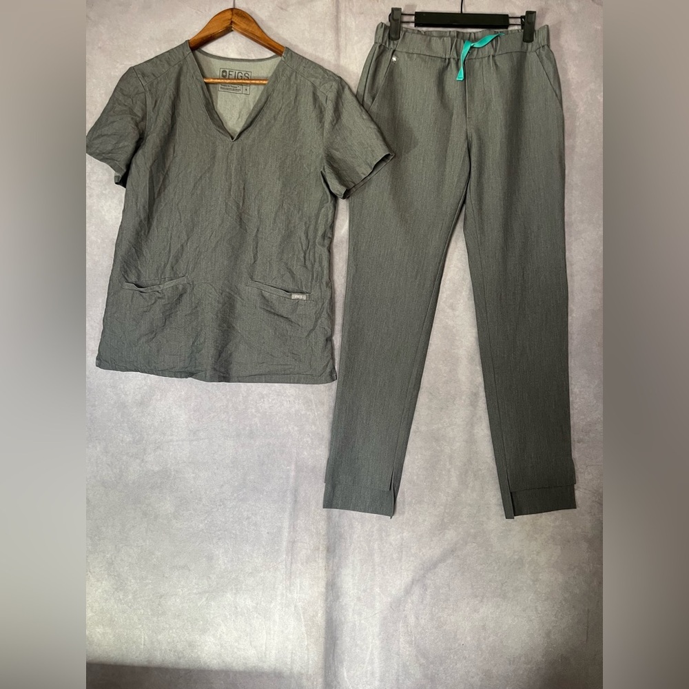 Figs Charcoal Scrub Set V-Neck Top Small & Straight leg Pants XSmall